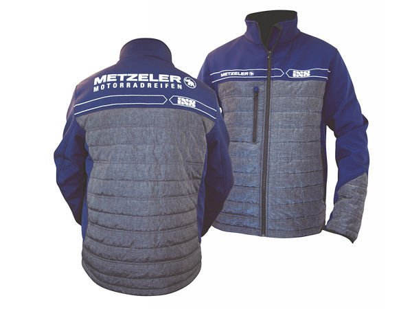 Bei Metzelers „Travel Promotion“ wird Käufern eines Satzes „Tourance Next 2“ der Marke – solange der Vorrat reicht – eine Softshell-Jacke von IXS im Wert von 89 Euro als kostenlose Beigabe versprochen (Bild: Metzeler)