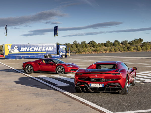 Für den Ferrari 296 GTB hat Michelin eine „K1“ genannte Spezifikation seines „Pilot Sport 4S“ entwickelt und eine Variante des „Pilot Sport Cup 2R”, der die Zusatzkennung „K2“ trägt (Bild: Michelin)