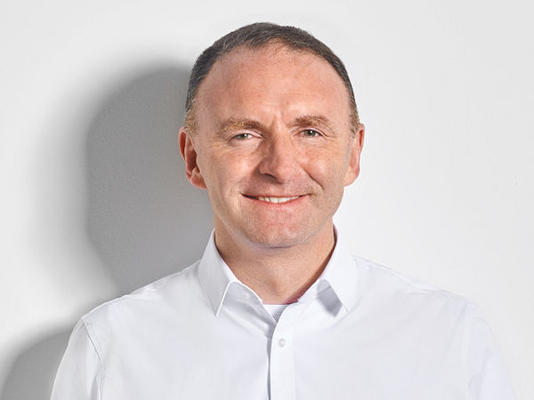 „Wir sind stolz“, sagt David O’Donnell, der das Reifenerstausrüstungsgeschäft bei Conti leitet, dass seinen Worten zufolge viele Autohersteller weltweit ihre Fahrzeuge ab Werk mit Reifen der deutschen Marke ausrüsten (Bild: Continental)
