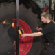Bei dem Rekordversuch in der neuen Kategorie Wechseln eines Traktorhinterrades im Rahmen der jüngsten Onlinelandmaschinenschau der Fricke-Gruppe standen am Ende drei Minuten und 16 Sekunden auf der Stoppuhr (Bild: YoutTube/Screenshot)