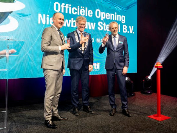 Zur offiziellen Einweihung des Neubaus hat Ulbe Bijlsma (von rechts), Präsident und CEO Stertil Group, unter anderem den Bürgermeister der Gemeinde Achtkarspelen Oebele Brouwer sowie Arno Brok, königlicher Bevollmächtigter für die niederländische Region Friesland, als Gäste begrüßen können (Bild: Stertil-Gruppe)