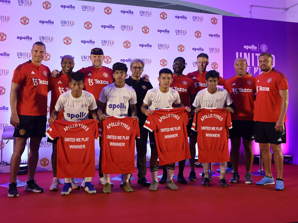 Vier junge Fußballtalente aus Indien bekommen im Rahmen der „United We Play” genannten Initiative des indischen Reifenherstellers Apollo Tyres die Gelegenheit, dem in der englischen Premier League spielenden Klub Manchester United einen Besuch abzustatten (Bild: Apollo Tyres)