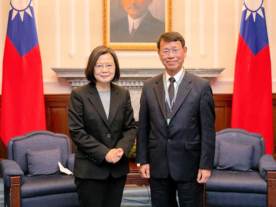 Jimmy Yang w Taiwan president Tsai Ing Wen National Quality Award Kenda tb
