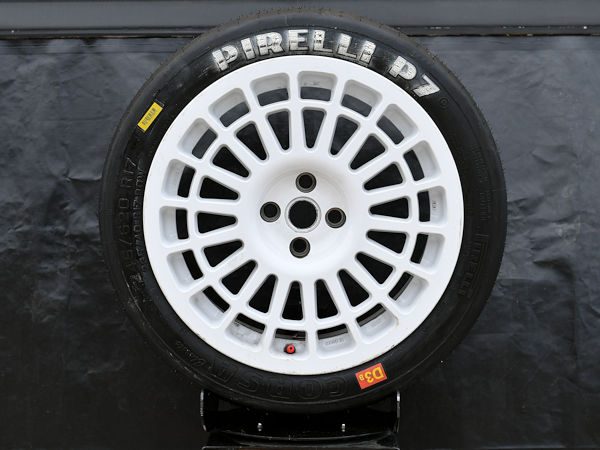 Der neue „P7 Corsa Classic D3B” genannte Reifen ist Pirelli zufolge für Gruppe-A-Fahrzeuge der Baujahre bis 1990 und Etappen mit einer Länge von 20 Kilometern oder mehr mit sehr abrasivem Asphalt und Temperaturen von über 25 Grad Celsius ausgelegt (Bild: Pirelli)