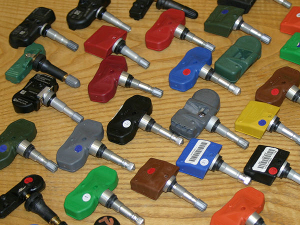 Jahr für Jahr muss eine immense Zahl an RDKS-Sensoren entsorgt bzw. durch jeweils neue ersetzt werden, nur weil der bei ihnen verbauten Batterie der „Saft“ ausgeht – besonders nachhaltig erscheint das nicht, wie jetzt auch die Bundesregierung erkannt zu haben scheint (Bild: NRZ/Christian Marx)
