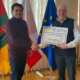 Unter anderem hat der Superior-Vorstandsvorsitzende Andreas Meyer (rechts) 100.000 polnische Złoty in Form eines Schecks an Bürgermeister der polnischen Stadt Stalowa Wola übergeben, wo der Räderhersteller einen Standort hat und die derzeit Anlaufstelle für Ukraine-Flüchtlinge ist (Bild: Superior Industries)