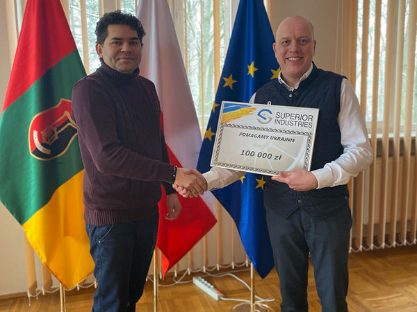 Unter anderem hat der Superior-Vorstandsvorsitzende Andreas Meyer (rechts) 100.000 polnische Złoty in Form eines Schecks an Bürgermeister der polnischen Stadt Stalowa Wola übergeben, wo der Räderhersteller einen Standort hat und die derzeit Anlaufstelle für Ukraine-Flüchtlinge ist (Bild: Superior Industries)