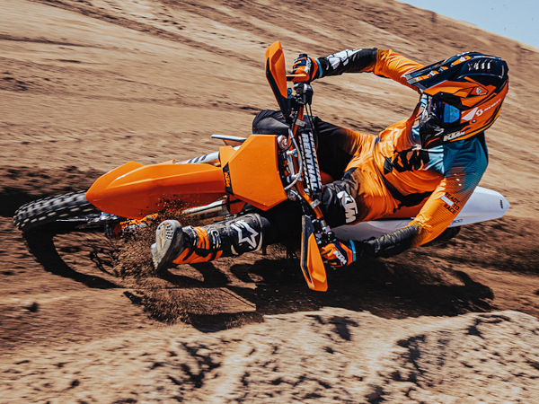 Beim Großteil der 2023er-Palette an KTM-Motocrossmaschinen der SX-Reihe bzw. vor allem bei allen Ausführungen mit höherem Hubraum wie etwa den Modellen 450 SX-F und 250 SX-F soll ab Werk Dunlops „Geomax MX33” montiert werden (Bild: Dunlop)