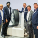 Hankooks Europa-Präsident Sanghoon Lee (von links), Vaculugs Executive Chairman Haarjeev Kandhari und Guy Heywood, Vice President Marketing Bus & Truck Tyres bei Hankook Tire Europe, sowie der Managing Director des britischen Runderneuerers Jorge Crespo und Michael Evans, Operations Director bei Vaculug, haben die Zusammenarbeit beider Seiten für die nächsten fünf Jahre bei der Reifenmesse in Köln besiegelt (Bild: Hankook)