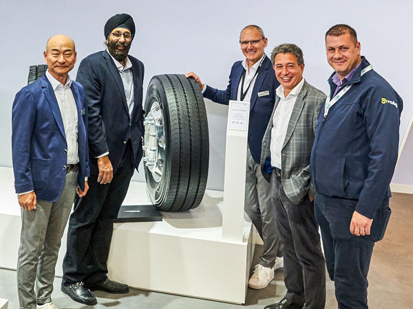 Hankooks Europa-Präsident Sanghoon Lee (von links), Vaculugs Executive Chairman Haarjeev Kandhari und Guy Heywood, Vice President Marketing Bus & Truck Tyres bei Hankook Tire Europe, sowie der Managing Director des britischen Runderneuerers Jorge Crespo und Michael Evans, Operations Director bei Vaculug, haben die Zusammenarbeit beider Seiten für die nächsten fünf Jahre bei der Reifenmesse in Köln besiegelt (Bild: Hankook)