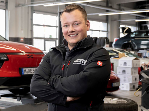 Spezielle Reifen für Elektroautos haben – sagt Rene Kleesattel von der Werkstattkette ATU – „eine besonders hohe Tragfähigkeit und eine optimierte Gummimischung, die ihre Lebensdauer erhöhen kann“ (Bild: ATU/Thomas Riese)