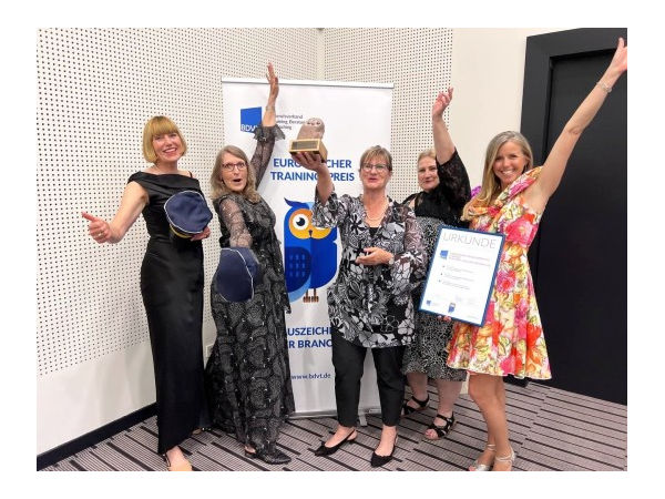 Die Initiative Service Excellence, der unter anderem auch die in der Reifenbranche nicht unbekannte Koru-Inhaberin Tanja Herzig (ganz rechts) angehört, hat den europäischen Trainingspreis in der Kategorie Tools für Training & Co. gewonnen für ihre sogenannte „Servicereise“ (Bild: Andreas Dolle)