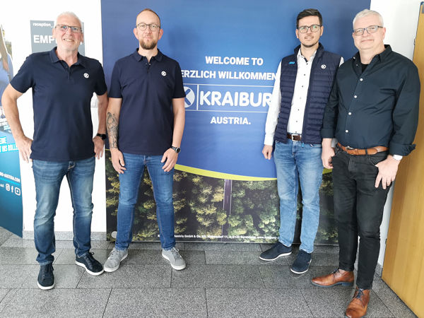 Kraiburg Austria hat Anfang Mai sein Team mit Christian Wolf (Zweiter von links) und Anel Kubat (Zweiter von rechts) verstärkt – Roland Schutte (links) und Holger Düx, Leiter Produktmanagement respektive Vertriebsleiter bei dem oberösterreichischen Unternehmen, freuen sich über die beiden Neuzugänge (Bild: Kraiburg Austria)