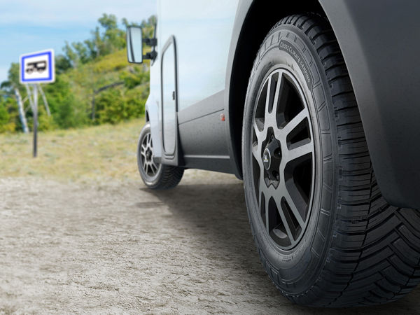 Wer bis zum 15. Juli Michelin-Ganzjahresreifen des Typs „CrossClimate Camping“ bei Reifen Göggel ordert, bekommt für jedes Profil ein – so der Großhändler – „virtuelles Los mit einer 100-prozentigen Gewinnchance“ (Bild: Michelin)