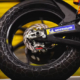 Michelins MotoE-Vorderradreifen sollen einen bis zu 33-prozentigen Anteil nachhaltiger Materialien enthalten, während es am Hinterrad nun sogar bis zu 46 Prozent und damit im Durchschnitt je Satz bereits knapp 40 Prozent seien (Bild: Michelin)