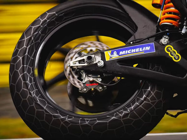 Michelins MotoE-Vorderradreifen sollen einen bis zu 33-prozentigen Anteil nachhaltiger Materialien enthalten, während es am Hinterrad nun sogar bis zu 46 Prozent und damit im Durchschnitt je Satz bereits knapp 40 Prozent seien (Bild: Michelin)