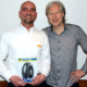 Marcus Schardt von der Motorpresse Stuttgart (rechts) übergibt den Preis in Sachen der „Best-Brand“-Wahl 2022 der PS-Leser an Michael Praschak, Leiter des Bereiches Digital Marketing und PR für Motorradreifen der Marken Pirelli/Metzeler (Bild: Pirelli)