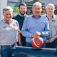 Setzen eine schon mehr als ein Jahrzehnt anhaltende Partnerschaft ein weiteres Jahr fort: Christian und Alexander Stiebling (Zweiter von rechts bzw. links) mit dem HTC-Vorsitzenden Wolfgang Siebert (links) und Marek Piotrowski, Trainer des Basketballbundesligisten (Bild: Reifen Stiebling)