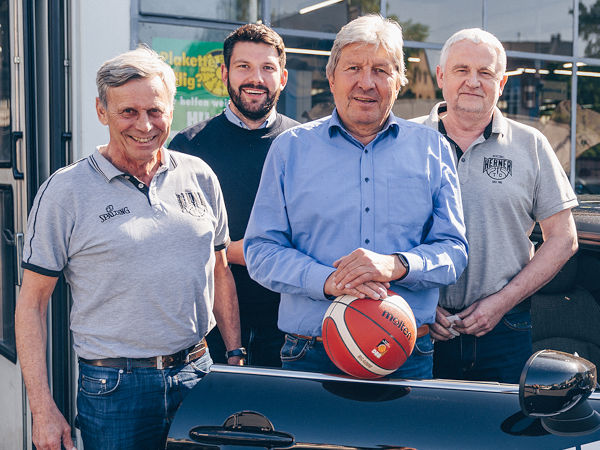 Setzen eine schon mehr als ein Jahrzehnt anhaltende Partnerschaft ein weiteres Jahr fort: Christian und Alexander Stiebling (Zweiter von rechts bzw. links) mit dem HTC-Vorsitzenden Wolfgang Siebert (links) und Marek Piotrowski, Trainer des Basketballbundesligisten (Bild: Reifen Stiebling)