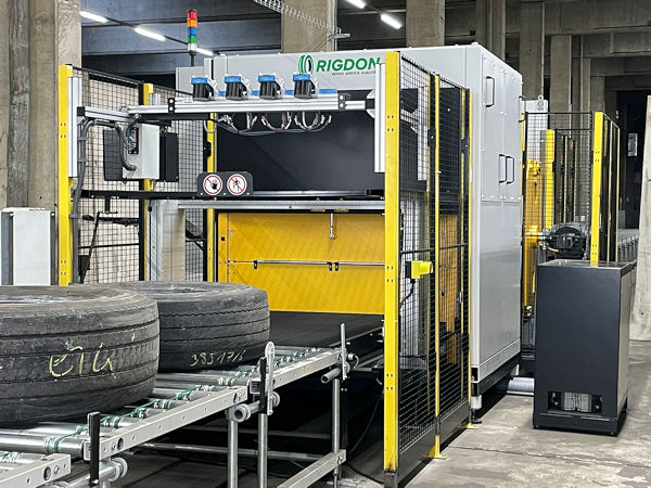 Das neue Shearografiemaschine finde „extrem schnell Separationen und Lufteinschlüsse im Reifen“, verweist der Runderneuerer Rigdon, wo besagte Zeiss-Anlage vom Typ „Intact 1360-X“ bereits im Einsatz ist, auf Taktzeiten von nur noch 55 Sekunden bei der Inline-Qualitätskontrolle (Bild: Rigdon)