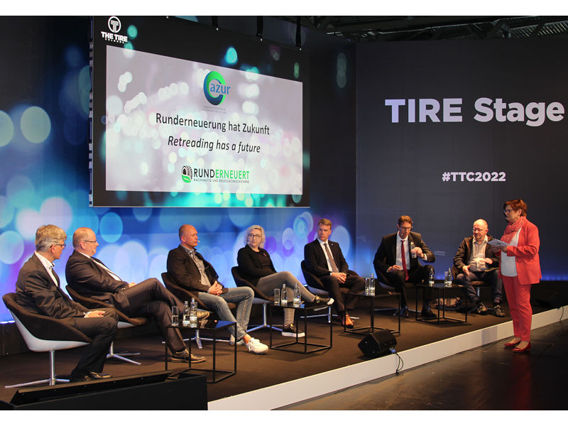 Einig waren sich die Teilnehmer der Diskussionsrunde auf der sogenannten „Tire Stage“ während der jüngsten Reifenmesse in Köln darin, dass es zuallererst gilt, so mancher „Mär“ den Garaus zu machen, wie etwa solchen, dass Runderneuerte nicht für hohe Geschwindigkeiten taugten oder per se Qualitätsdefizite aufwiesen (Bild: NRZ/Christian Marx)
