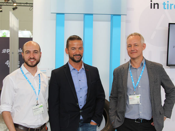 Präsentierten in Köln den Anyline-Reifenscanner und was sie mit ihm noch vorhaben (von links): Michael Wilkinson, Christian Stadlmann und Frédéric Baroin, ihres Zeichens Head of PR & Content, Chief Revenue Officer respektive Head of Automotive Business bei dem österreichischen Unternehmen (Bild: NRZ/Christian Marx)