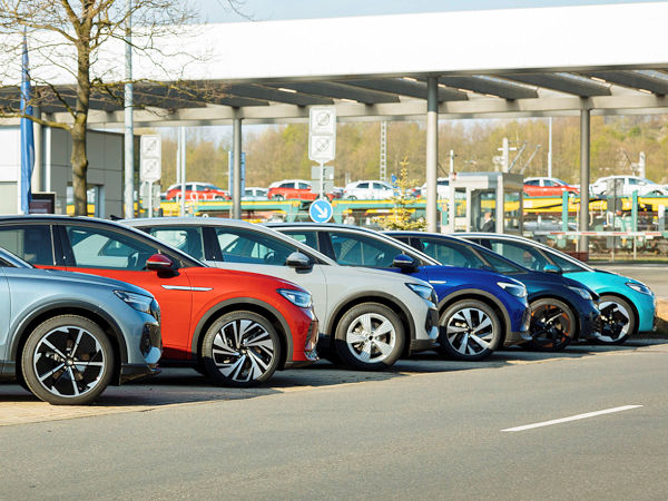 In Europa erwartet der Verband der Automobilindustrie für das laufende Jahr jetzt eine Stagnation des Marktes, nachdem man zuvor noch ein Plus von drei Prozent gegenüber 2021 für möglich gehalten hatte (Bild: Volkswagen)