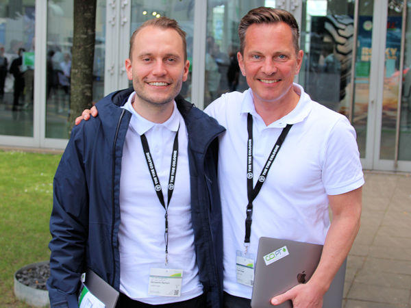 Co2Opt bzw. Unternehmensmitgründer Benjamin Bartsch (COO) und Frank Seeger (CEO, rechts) nutzten die jüngste „Tire Cologne“, um Akteuren der Reifenindustrie die neue Website und die Dienstleistungen des Reifenmanagement-Start-ups vorzustellen (Bild: NRZ/Christian Marx)