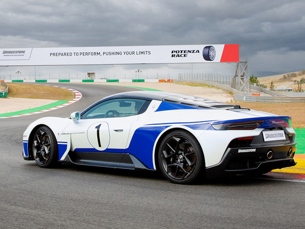 In Sachen „Langlebigkeit auf der Rennstrecke“ von Nardo musste sich Bridgestones „Potenza Race“ bei einem TÜV-Süd-Produktvergleich zwar wohl mit Platz zwei begnügen, dafür aber soll er dort mit den schnellsten Rundenzeiten geglänzt haben (Bild: Bridgestone)