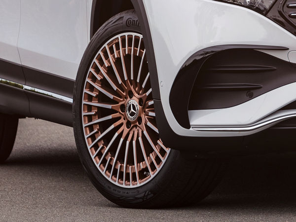 Ab Werk wird der Mercedes EQB mit dem Sommerreifen „EcoContact 6“ in der Dimension 235/50 R19 103T XL ausgestattet (Bild: Mercedes-Benz)