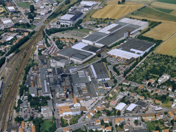 Der Conti-Standort im hessischen Korbach mit seinen rund 3.300 Mitarbeitern, die im dortigen Reifenwerk sowie drei ContiTech-Geschäftsfeldern inklusive MFS beschäftigt sind, soll durch eine „gebündelte Werkstoffkompetenz eine klare Aufwertung“ erfahren (Bild: Continental)