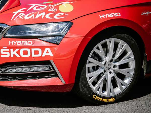 Die Zusammenarbeit Contis mit der Tour de France als deren Sponsor und Sicherheitspartner begann 2017, wobei das Unternehmen schon damals als Reifenausstatter der offiziellen Begleitfahrzeuge fungierte und auch so mancher der Athleten auf dessen Fahrradreifen in die Rennen ging (Bild: ASO/Pauline Ballet)