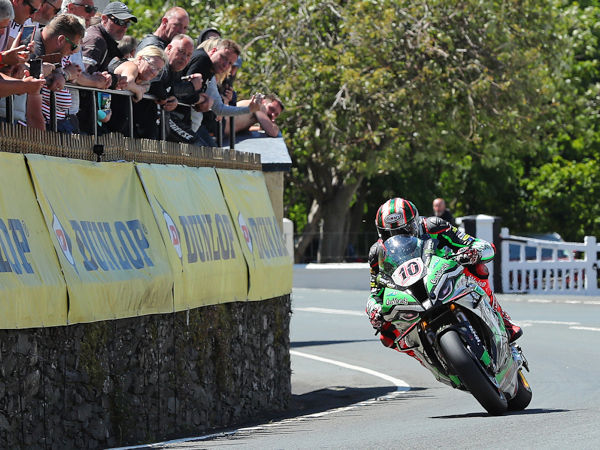Bei sämtlichen sechs Solorennen der Tourist Trophy auf der Isle of Man ist jeweils ein Fahrer als Erster ins Ziel gekommen, der auf Reifen der Marke Dunlop an ihrer Maschine vertrauen (Bild: Dunlop)
