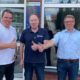Nach zehn Jahren im Netzwerk hat Reifen & Auto Service Lindenberg seine Franchisepartnerschaft mit Euromaster nun bereits zum zweiten Mal verlängert (von links): Stephan Duvigneau mit Lutz Lindenberg, Geschäftsführer Reifen & Auto Service Lindenberg, sowie seinem Euromaster-Kollegen Bernd Franzen (Bild: Euromaster)