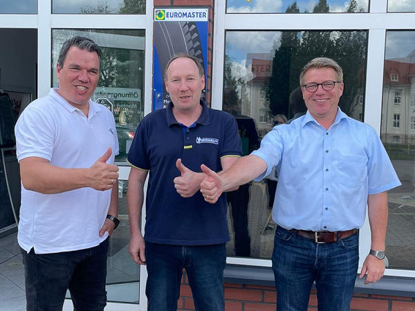 Nach zehn Jahren im Netzwerk hat Reifen & Auto Service Lindenberg seine Franchisepartnerschaft mit Euromaster nun bereits zum zweiten Mal verlängert (von links): Stephan Duvigneau mit Lutz Lindenberg, Geschäftsführer Reifen & Auto Service Lindenberg, sowie seinem Euromaster-Kollegen Bernd Franzen (Bild: Euromaster)