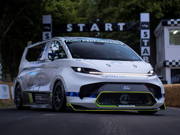 Fords „Electric SuperVan“, der weniger als zwei Sekunden für den Sprint von null auf 100 km/h brauchen und „über 320 km/h“ schnell sein soll, unterstützt Burn-outs, mit denen im Wesentlichen seine Bereifung auf Temperatur gebracht werden kann, mit einem „Tyre Cleaning“ genannten Modus (Bild: Ford)