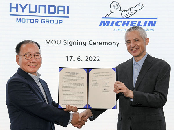 Haben Mitte Juni die bisher fünfjährige Entwicklungskooperation beider Unternehmen um weitere drei Jahre verlängert (von links): Bong-soo Kim, Vizepräsident und Leiter des Chassisentwicklungszentrums bei der Hyundai Motor Group, und Michelins Executive Vice President Automotive Original Equipment Georges Levy (Bild: Hyundai Motor Group)
