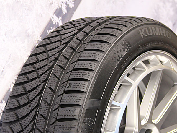 Noch hat Kumho Tire nicht groß die Trommel für seinen ganz offensichtlich ebenfalls neuen „WinterCraft WP72“ gerührt, doch am „Tire-Cologne“-Messestand des Unternehmens konnte man ihn zumindest schon in Augenschein nehmen (Bild: NRZ/Christian Marx)