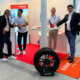 Am Kumho-Stand bei der zweitägigen Messe „Flotte! Der Branchentreff“ standen Vertriebschef Ralf Gutena (Zweiter von rechts) und Denis Virelli (Zweiter von links) Besuchern für Gespräche rund ums Thema Reifen zur Verfügung (Bild: Kumho Tire)