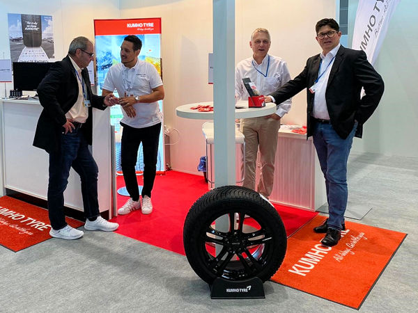 Am Kumho-Stand bei der zweitägigen Messe „Flotte! Der Branchentreff“ standen Vertriebschef Ralf Gutena (Zweiter von rechts) und Denis Virelli (Zweiter von links) Besuchern für Gespräche rund ums Thema Reifen zur Verfügung (Bild: Kumho Tire)