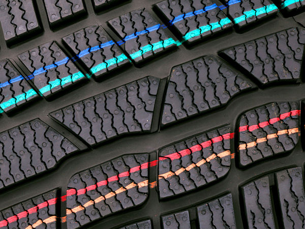 Kautschukadditive von Lanxess sollen es Reifenherstellern nicht nur ermöglichen, UHP-Reifen mit nachhaltigen Leistungseigenschaften über ihre gesamte Lebensdauer hinweg zu entwickeln und herzustellen, sondern zum Portfolio des Spezialchemiekonzerns gehört auch ein Verarbeitungshilfsmittel in Sachen Reifenrecycling durch Devulkanisation (Bild: Lanxess)