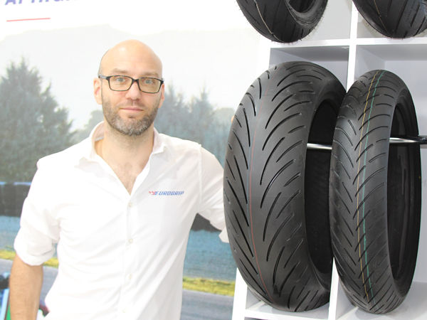 „Die Verbraucher sind immer öfter bereit, auch mal eine neue Marke auszuprobieren“, erklärt Eurogrip-Marketingmananger Andrea Bianchi Milella, warum sich der Anbieter durchaus gute Chancen als Newcomer im europäischen Motorrad-/Rollerreifenmarkt verspricht (Bild: NRZ/Christian Marx)