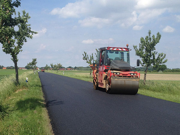 Noch bis 15. August können Städte/Kommunen mit bis zu 40.000 Einwohnern an dem Wettbewerb teilnehmen mit Projekten, bei denen aus Altreifen zurückgewonnene Rezyklate genutzt wurden etwa in gummimodifiziertem Asphalt, Fallschutzböden von Spielplätzen/Sportanlagen etc. (Bild: New Life)