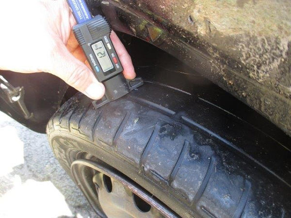 Bei Aufnahme eines Unfalls nach einem Hagelschauer auf der der Autobahn A9 stellten Polizeibeamte fest, dass die Profiltiefe der Hinterradreifen des Wagens mit nur gut 1,2 Millimetern den gesetzlich vorgeschriebenen Mindestwert von 1,6 Millimetern unterschritt (Bild: Polizei Thüringen)