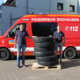 Rainer Bormet (links), erster Vorsitzender des Feuerwehrvereins Erzhausen e.V., hat im Namen der Warburger Firma ReiWaDirekt – Reifenvertrieb e.K. deren Spende von sechs Uniroyal-Stollenreifen des Typs „T70“ an Gemeindebrandinspektor Dirk Heinrich von der dortigen Feuerwehr übergeben, die dann dafür sorgte, dass sie zusammen mit weiteren Hilfsgütern per Lkw nach Ivanychi in die Ukraine gebracht wurden (Bild: ReiWaDirekt)