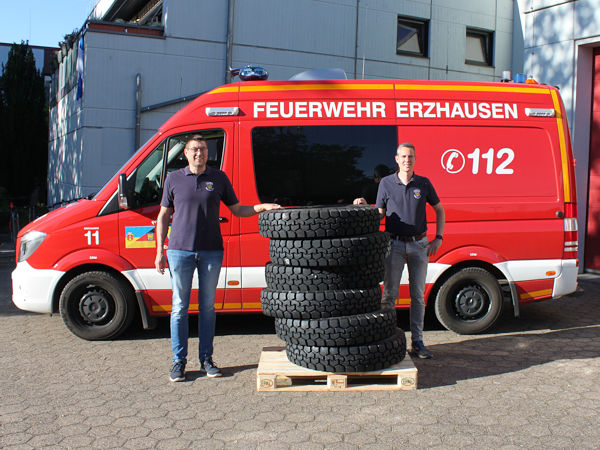 Rainer Bormet (links), erster Vorsitzender des Feuerwehrvereins Erzhausen e.V., hat im Namen der Warburger Firma ReiWaDirekt – Reifenvertrieb e.K. deren Spende von sechs Uniroyal-Stollenreifen des Typs „T70“ an Gemeindebrandinspektor Dirk Heinrich von der dortigen Feuerwehr übergeben, die dann dafür sorgte, dass sie zusammen mit weiteren Hilfsgütern per Lkw nach Ivanychi in die Ukraine gebracht wurden (Bild: ReiWaDirekt)