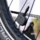 „AIRsistant“ ist Schraders erstes RDKS für Fahrradreifen und soll sich sowohl für Trekking-, City- und Rennräder eignen als auch für Mountain-, Cargo- oder E-Bikes (Bild: Schrader/YouTube)