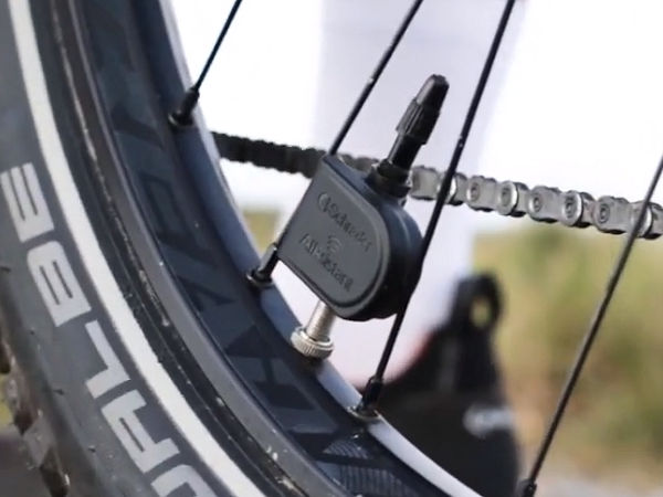 „AIRsistant“ ist Schraders erstes RDKS für Fahrradreifen und soll sich sowohl für Trekking-, City- und Rennräder eignen als auch für Mountain-, Cargo- oder E-Bikes (Bild: Schrader/YouTube)