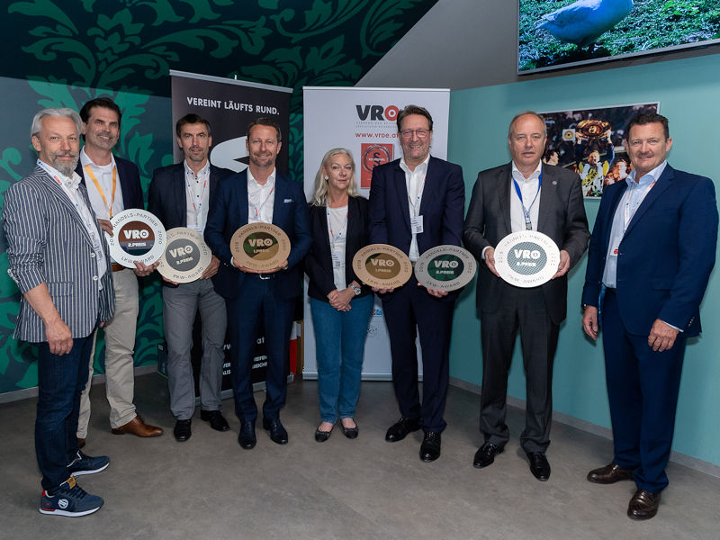 Preisverleihung (von links): VRÖ-Vorstand Peter Wondraschek mit Christoph Bonner, Sales Manager bei Continental Reifen Austria, Michelins Österreich-Geschäftsführer Roland Steinberger, Bridgestones Country Manager Österreich Martin Krauss, VRÖ-Managerin Renate Okermüller, Goodyears General Manager/Director Sales Consumer Austria Tassilo Rodlauer sowie Günther Riepl, Senior Sales Director Central-East Europe bei Falken, und VRÖ-Vorstand Hermann Hladky (Bild: VRÖ)