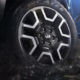 Laut Volkswagen wird der neue Amarok von Haus aus mit „für jede Wegstrecke geeigneten All-Terrain-Rädern“ ausgerüstet, und zugleich heißt es, für ihn werde es künftig erstmals auch „All-Terrain-Bereifung ab Werk“ geben (Bild: Volkswagen Nutzfahrzeuge)